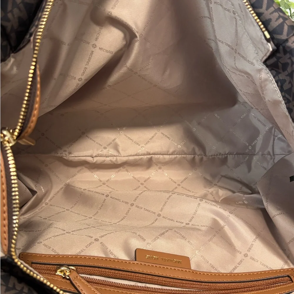 Michael Kors Georgia Large Nylon Tote Bag - Picture 13 of 16